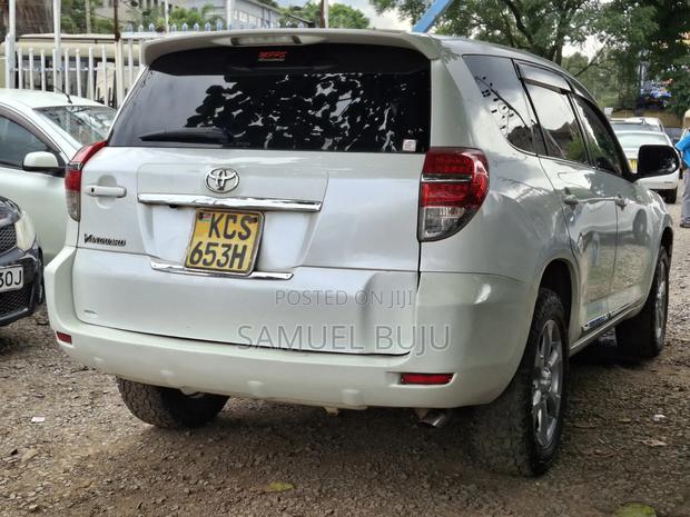 Toyota Vanguard 2011 White
