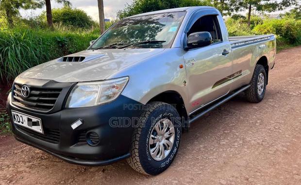 Toyota Hilux 3.0 D-4D 4x4 2015 Silver