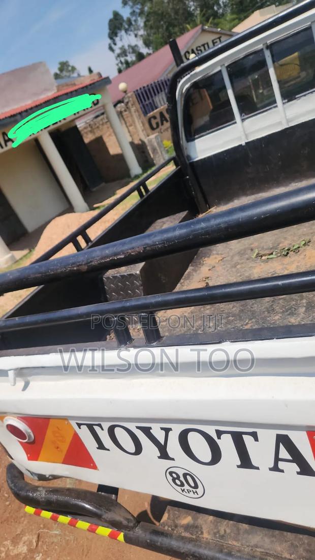 Toyota Hilux 2000 White