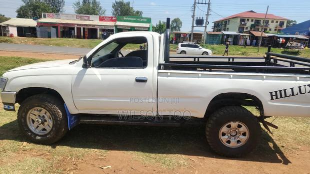 Toyota Hilux 2000 White