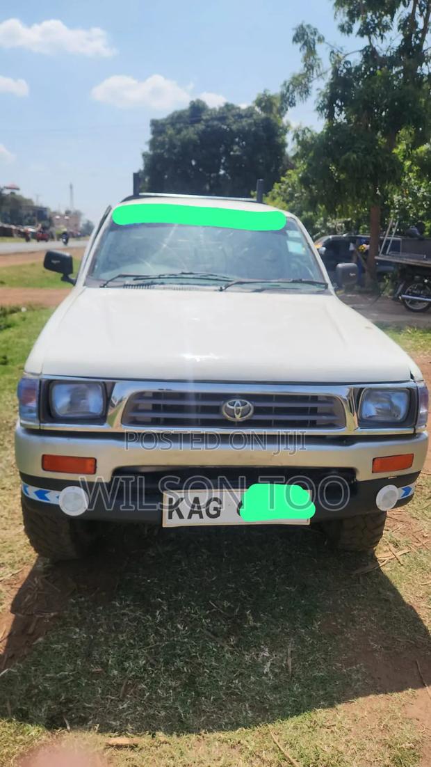 Toyota Hilux 2000 White