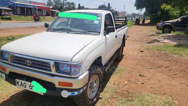 Toyota Hilux 2000 White