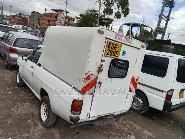 Nissan Pick-Up 2006 White