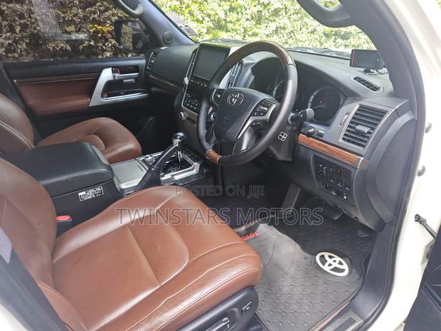 Toyota Land Cruiser 4.6 V8 ZX 2016 White