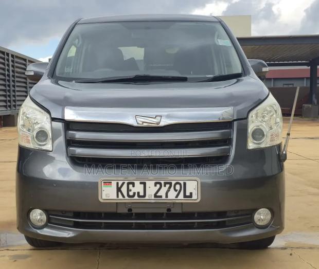 Toyota Noah 2009 Gray