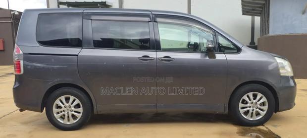 Toyota Noah 2009 Gray