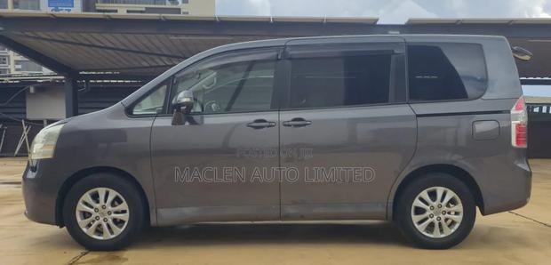 Toyota Noah 2009 Gray