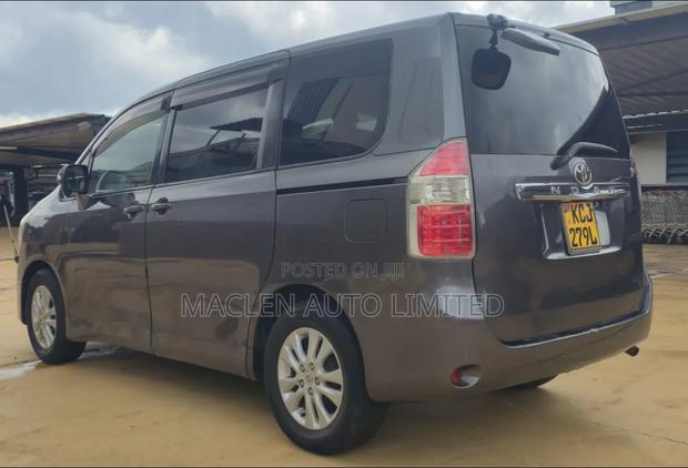 Toyota Noah 2009 Gray
