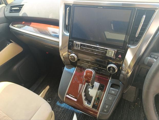 Toyota Alphard 2.5 Petrol FWD 2018 White