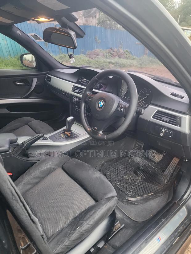 BMW 320i Sedan RWD 2011 Black