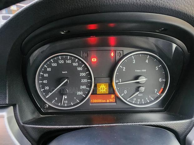 BMW 320i Sedan RWD 2011 Black