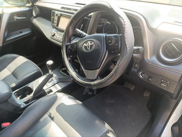 Toyota RAV4 XLE AWD (2.5L 4cyl 6A) 2017 White