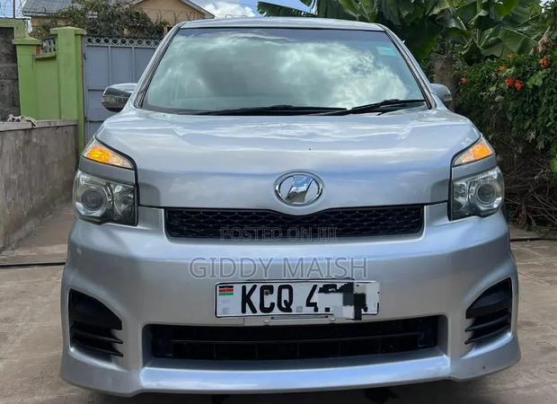 Toyota Voxy 2011 Silver