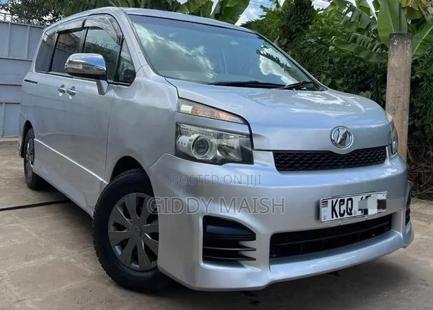 Toyota Voxy 2011 Silver