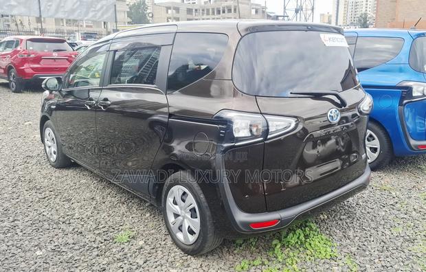 Toyota Sienta 1.5 Hybrid FWD (6-seater) 2019 Brown