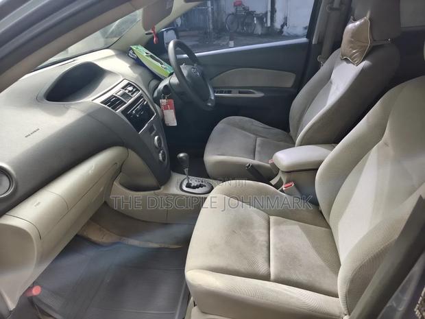 Toyota Belta 2009 Blue