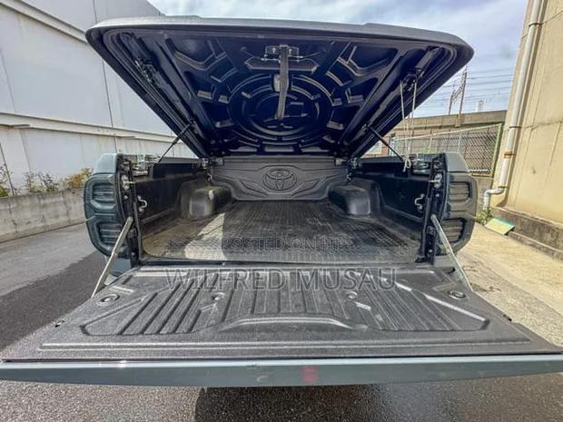 Toyota Hilux 2022 Silver