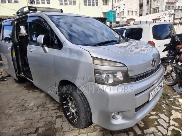 Toyota Voxy 2013 Silver