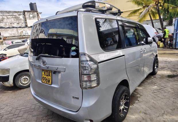 Toyota Voxy 2013 Silver