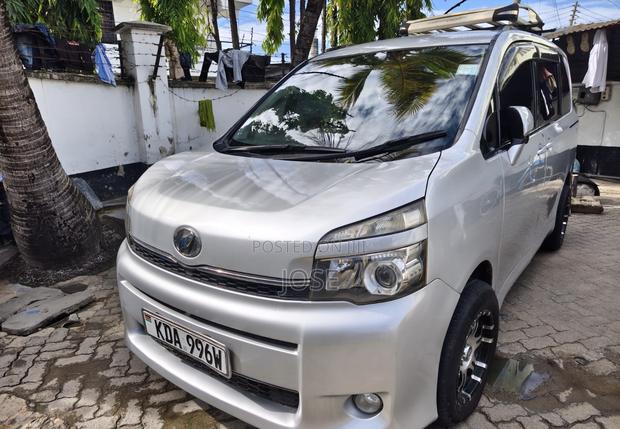 Toyota Voxy 2013 Silver