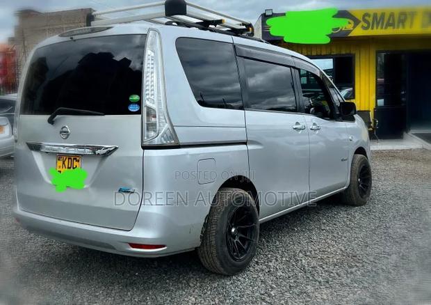 Nissan Serena 2014 Silver