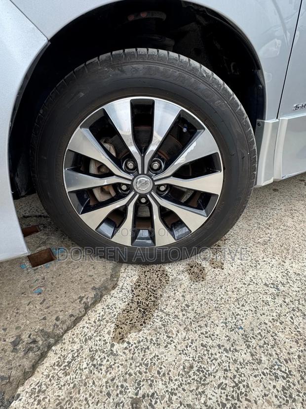 Nissan Serena 2014 Silver