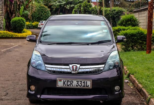 Toyota ISIS 1.8 G 2WD 2011 Maroon