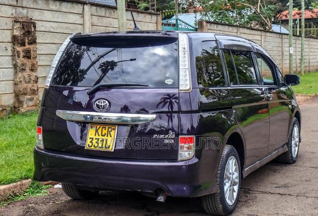 Toyota ISIS 1.8 G 2WD 2011 Maroon