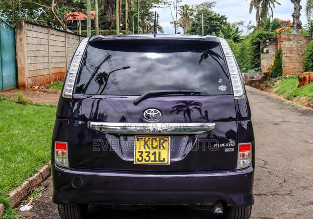 Toyota ISIS 1.8 G 2WD 2011 Maroon