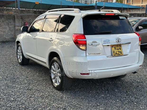 Toyota Vanguard 2011 White