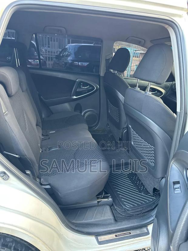 Toyota Vanguard 2011 White