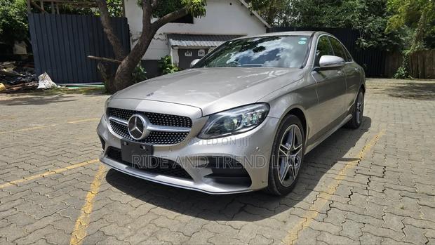 Mercedes-Benz C200 2019 Gold