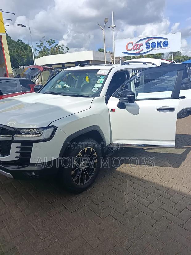 Toyota Land Cruiser 2022 White