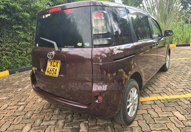 Toyota Sienta 2012 Burgundy