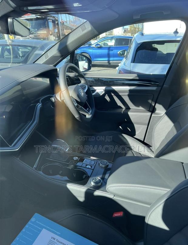 Volkswagen Touareg 2025 Silver