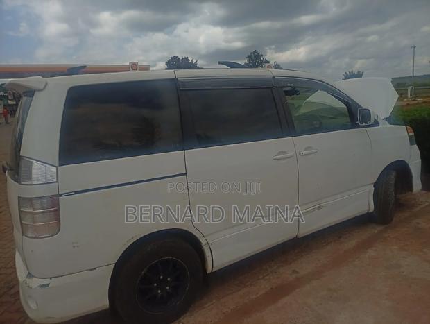 Toyota Noah 2.0 158hp AWD (7 Seater) 2007 White