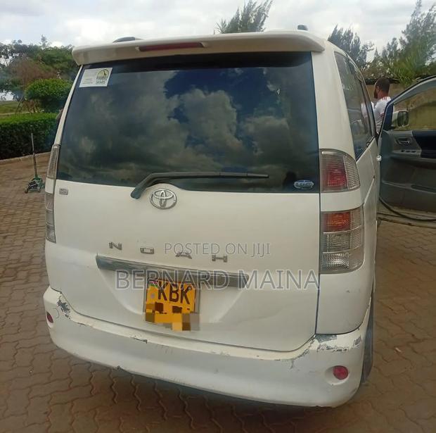 Toyota Noah 2.0 158hp AWD (7 Seater) 2007 White