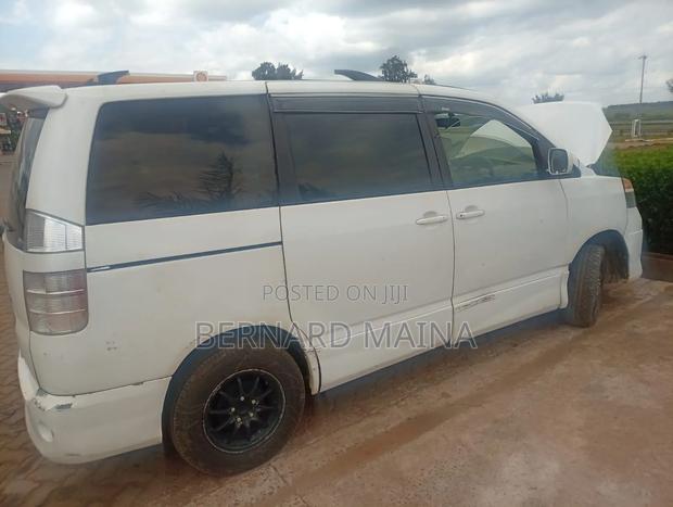 Toyota Noah 2.0 158hp AWD (7 Seater) 2007 White