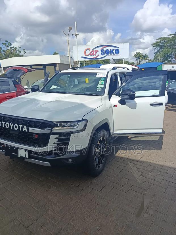 Toyota Land Cruiser 2022 White