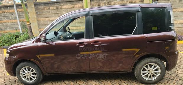 Toyota Sienta 2012 Brown