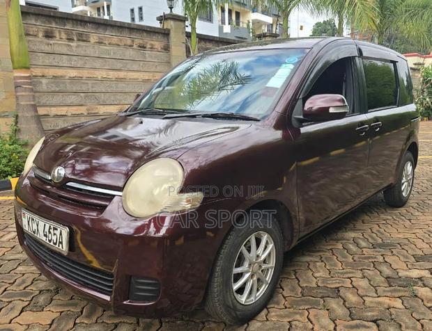 Toyota Sienta 2012 Brown
