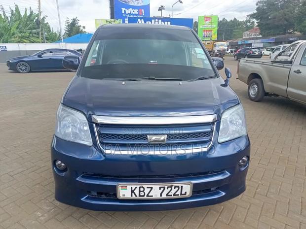 Toyota Noah 2007 Blue
