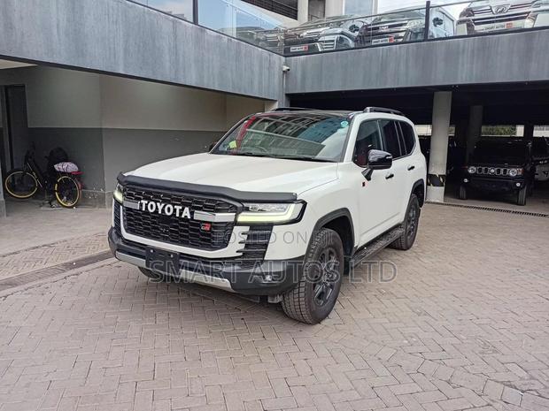 Toyota Land Cruiser LC300 2021 Off white