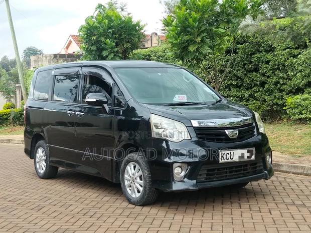 Toyota Noah 2.0 143hp FWD (8 Seater) 2012 Black