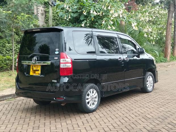 Toyota Noah 2.0 143hp FWD (8 Seater) 2012 Black