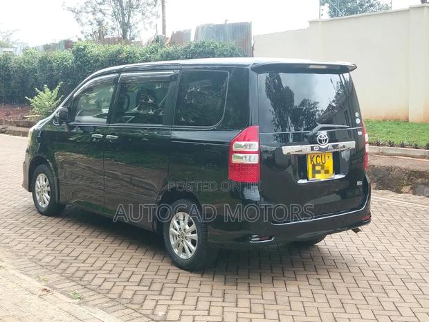 Toyota Noah 2.0 143hp FWD (8 Seater) 2012 Black