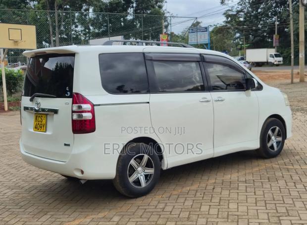 Toyota Noah 2011 White