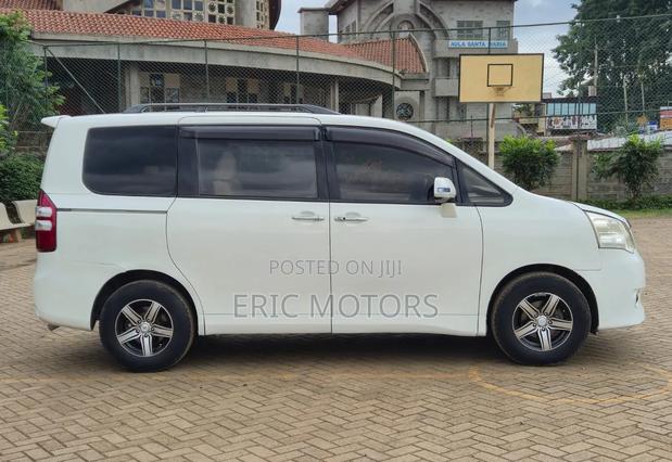 Toyota Noah 2011 White