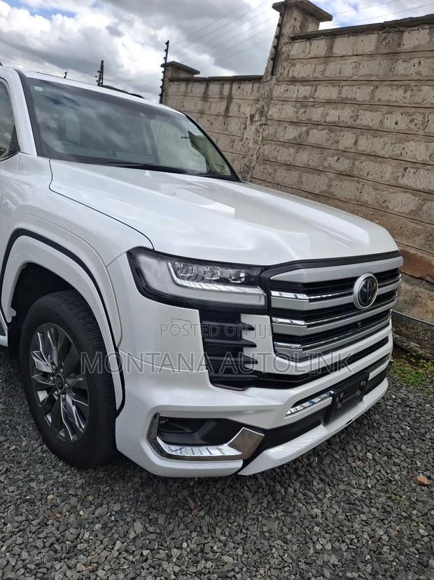 Toyota Land Cruiser LC300 2023 White
