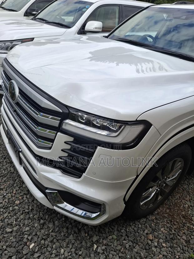 Toyota Land Cruiser LC300 2023 White